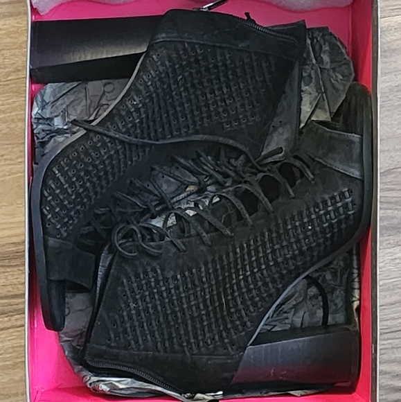 EUC Vince Camuto Open Toe Bootie 10 - Picture 1 of 4